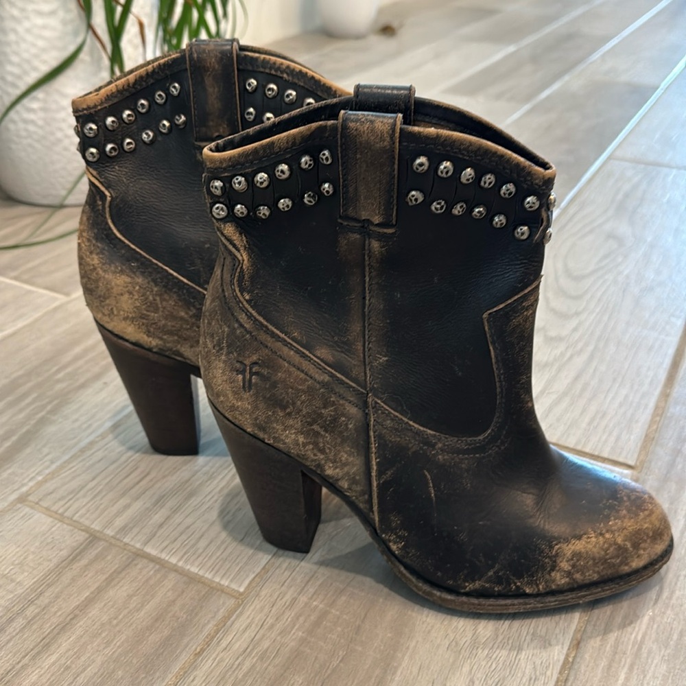 Frye Jenny Cut Stud Boots size 8 black